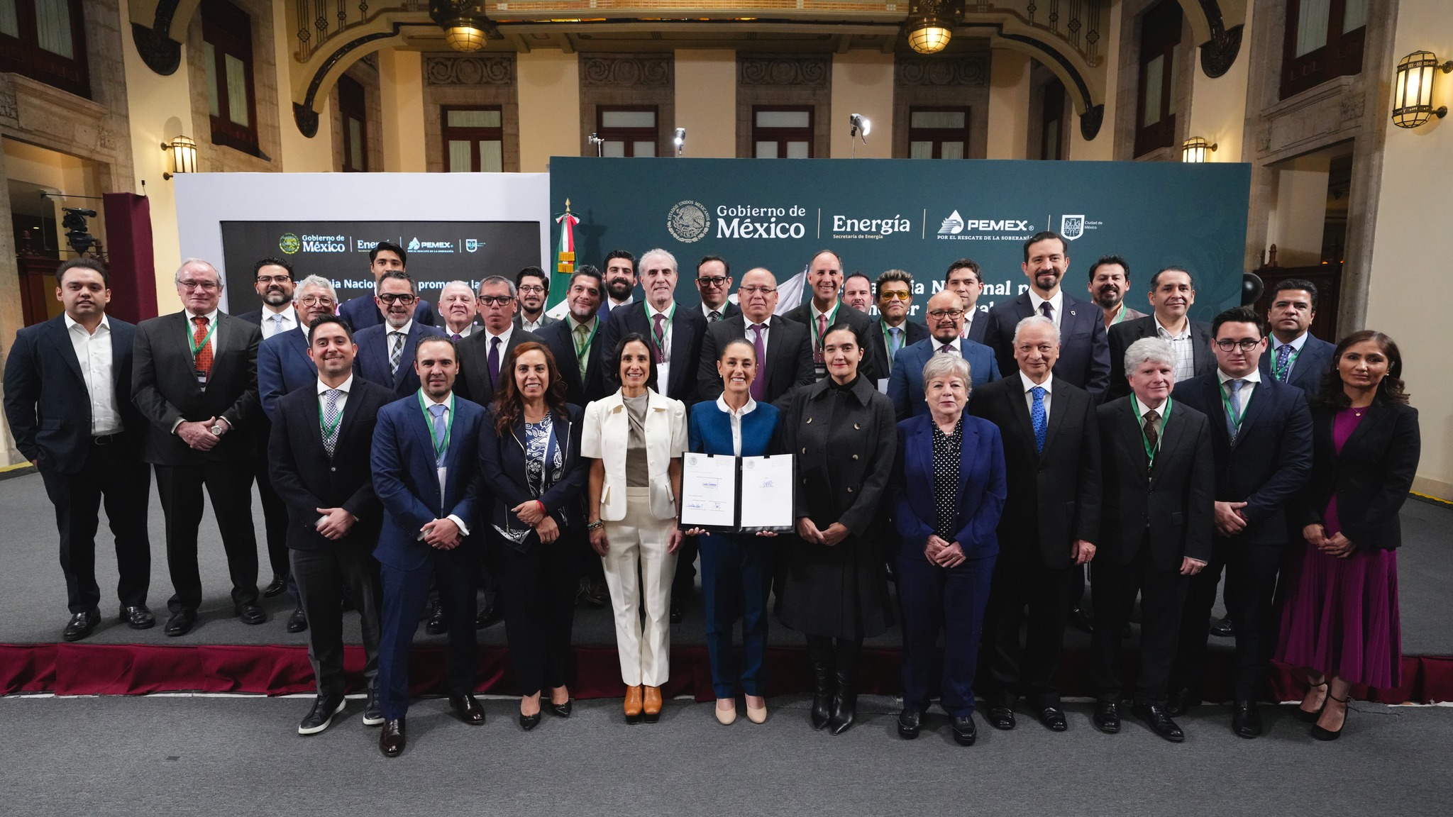  Sheinbaum y gasolineros firman pacto histórico: gasolina magna no superará los $24 por litro durante seis meses