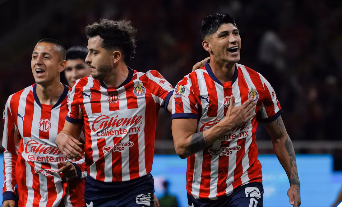 Chivas se impone 2-1 a Pachuca en el Akron en medio de polémica arbitral